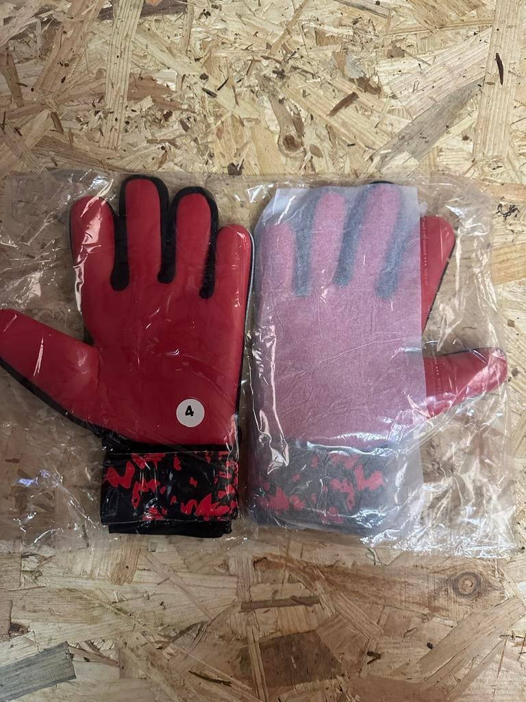 Nieuwe Kinder Keeperhandschoenen - Maat 4, Sport en Fitness, Voetbal, Maat XS of kleiner, Ophalen of Verzenden, Nieuw, Handschoenen