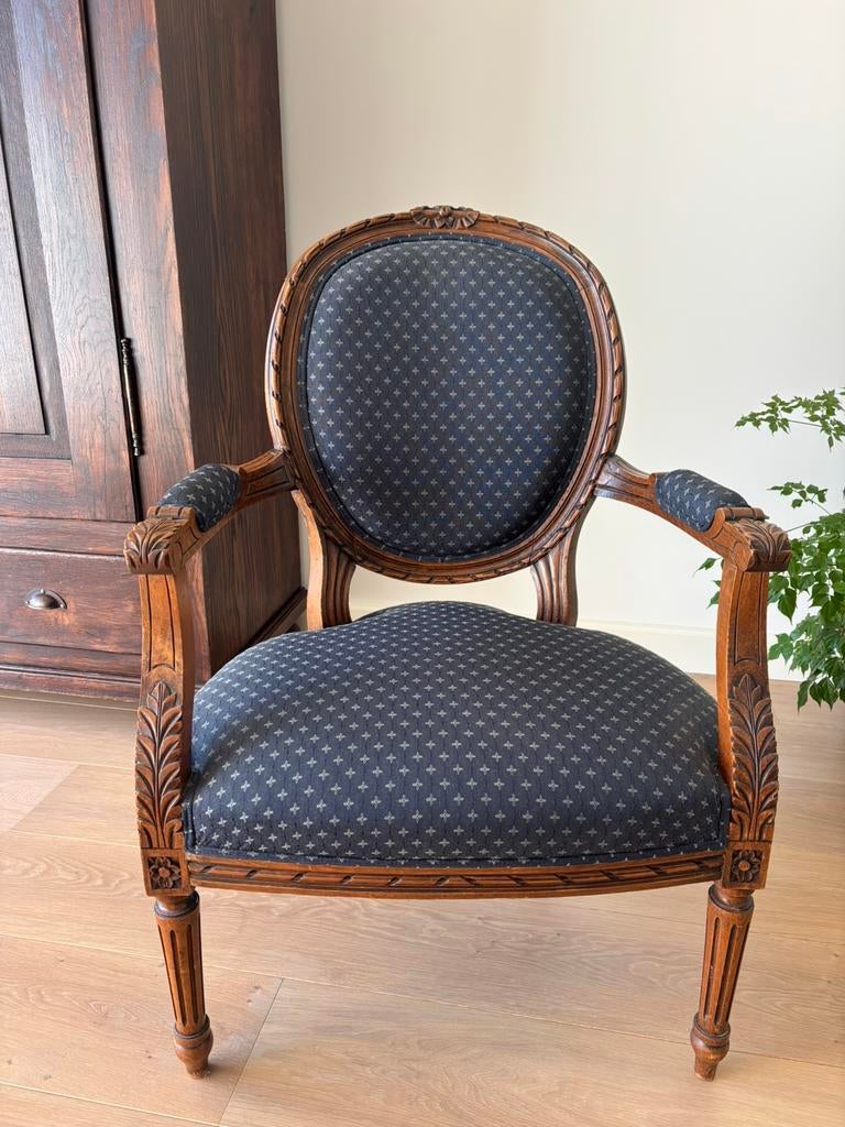 Klassieke houten fauteuil – sierlijk houtsnijwerk, Antiek en Kunst, Antiek | Meubels | Stoelen en Banken, Ophalen