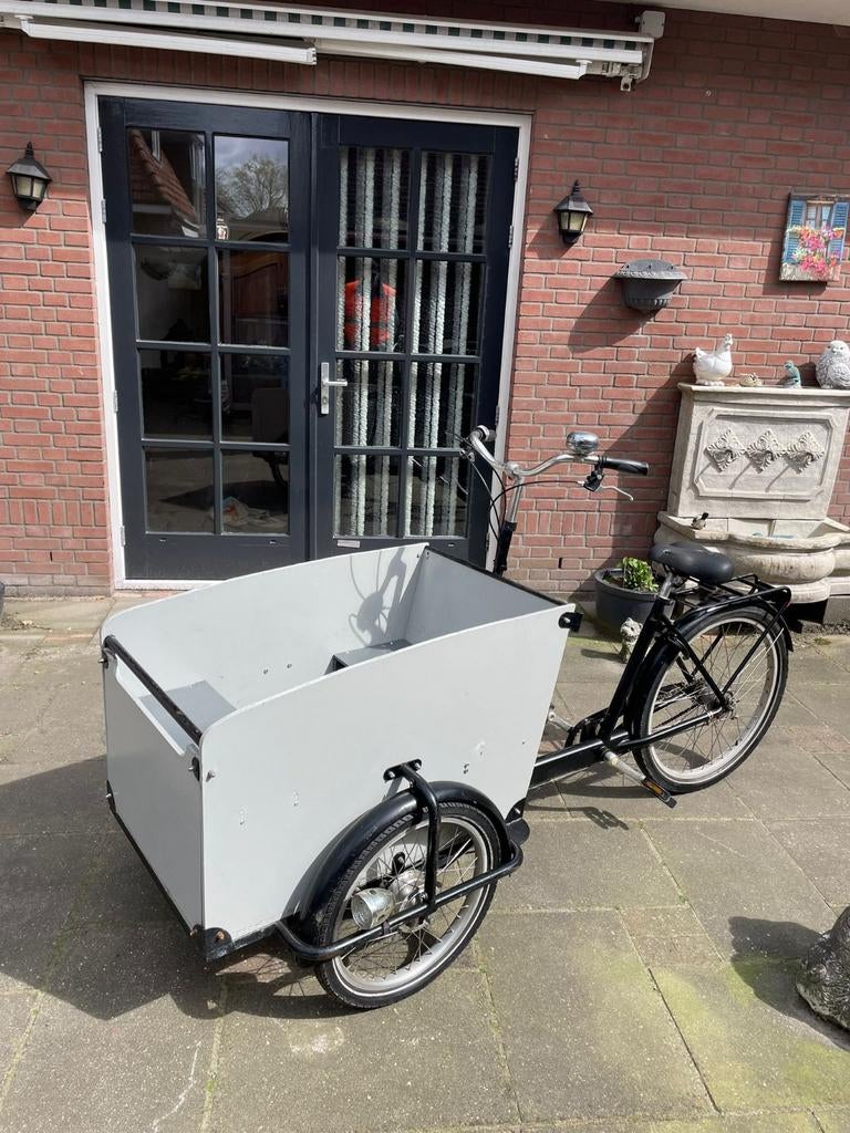 Zwarte bakfiets met licht grijze bak 28 inch, Fietsen en Brommers, Fietsen | Bakfietsen, Ophalen, Gebruikt, 4 kinderen of meer