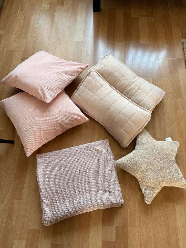 Leuke roze set grote plaid en 5 kussens ZGAN, Huis en Inrichting, Woonaccessoires | Kussens, Zo goed als nieuw, Roze, Ophalen of Verzenden