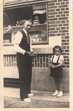 foto kaart  -  vader  met  kind   - aan de  winkel, Verzenden, 1940 tot 1960, Zo goed als nieuw, Kind