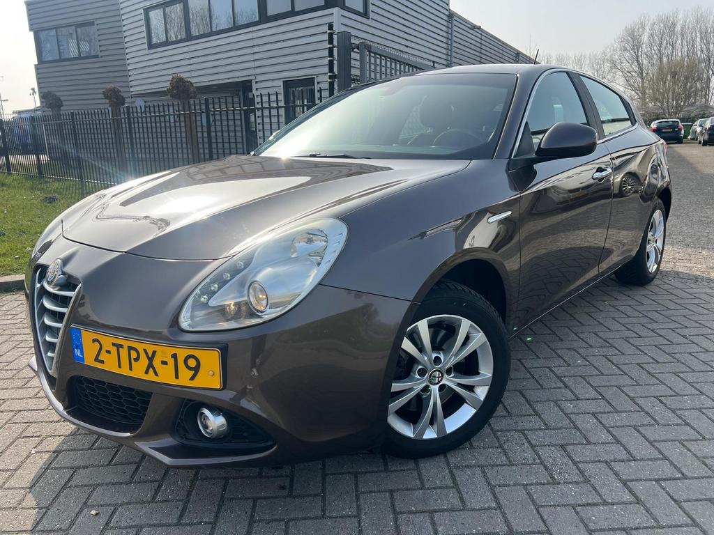 Alfa Romeo Giulietta 1.4 Turbo Multi AIR TCT 2014 Bruin, Auto's, Alfa Romeo, Stof, 1280 kg, Zwart, 4 cilinders
