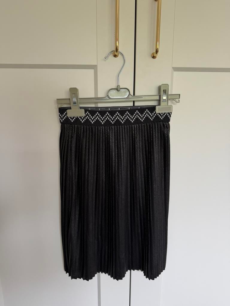 Like Flo zwarte plooirok met glans - maat 134 - zgan, Kinderen en Baby's, Kinderkleding | Maat 134, Ophalen of Verzenden, Zo goed als nieuw
