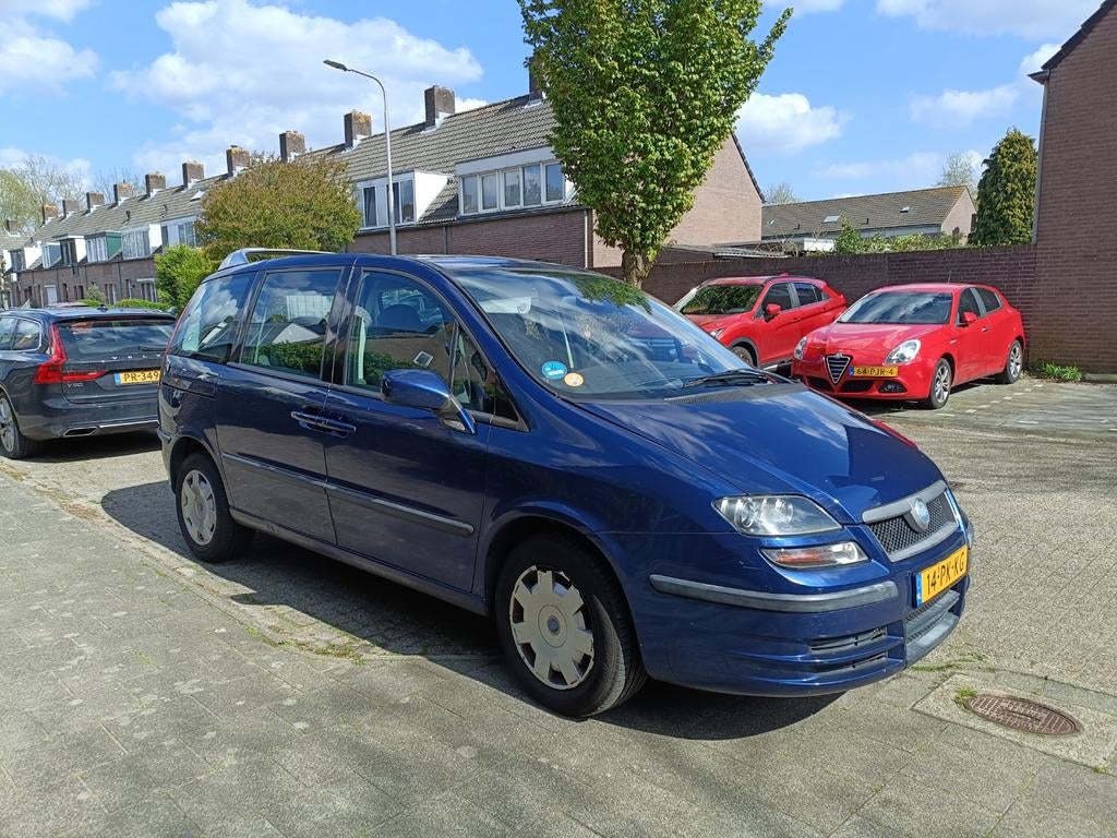 Fiat Ulysse 2.0 16V AUT 2004 Blauw, Auto's, Fiat, 4 cilinders, Blauw, 7 stoelen, 650 kg