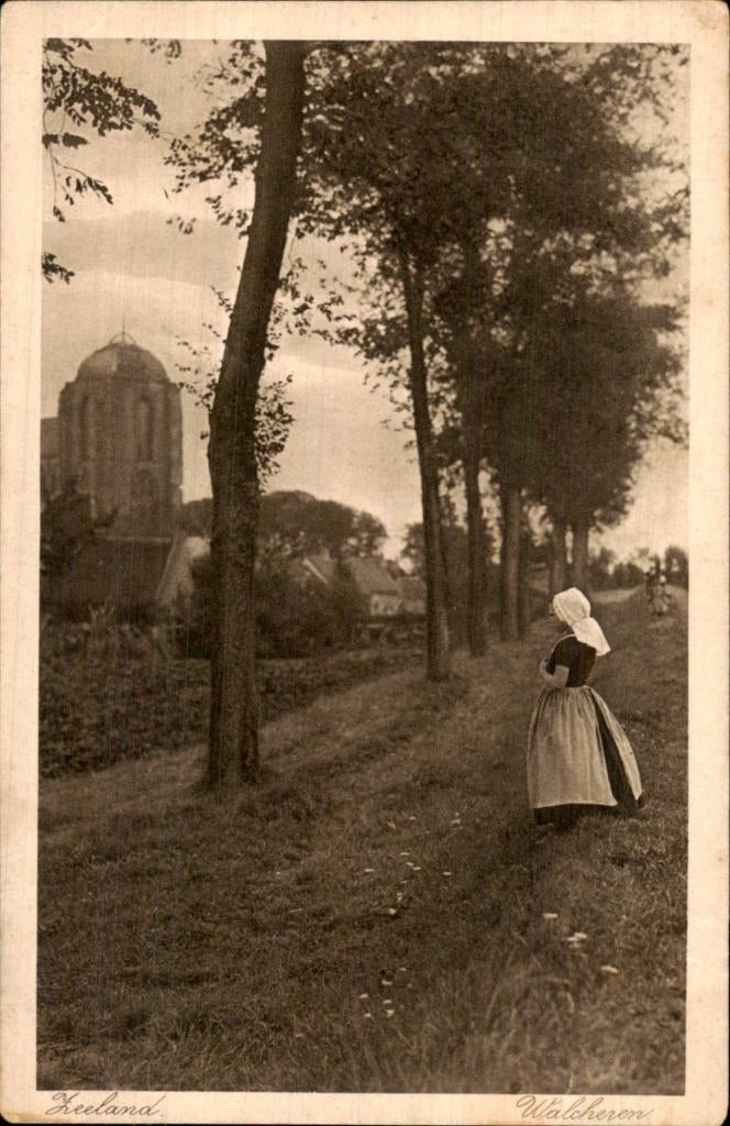 Walcheren - Kerk - Vrouw in klederdracht, Ophalen of Verzenden, Voor 1920, Gelopen, Zeeland