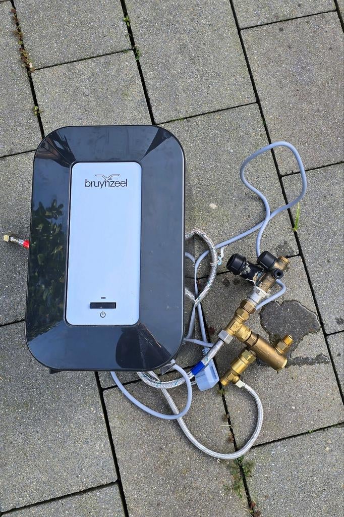 Bruynzeel kokendwaterboiler met leidingen (kraan lekt), Doe-het-zelf en Verbouw, Geisers en Boilers, Gebruikt, Boiler, Minder dan 20 liter