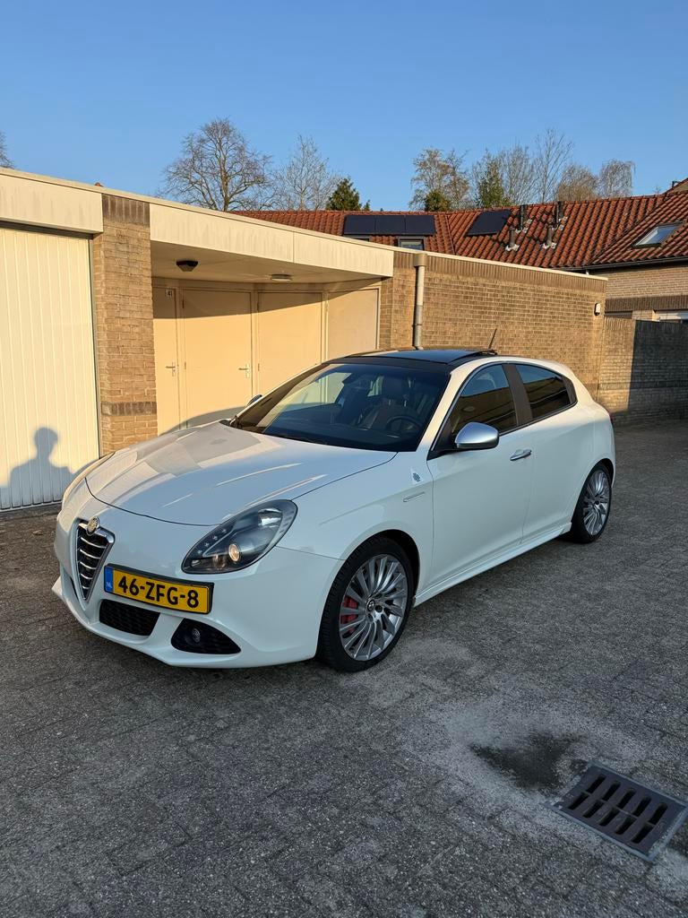 Alfa Romeo Giulietta QV 1.750 TBI 2012 Wit - 260pk, Auto's, Leder en Stof, Wit, Origineel Nederlands, Handgeschakeld