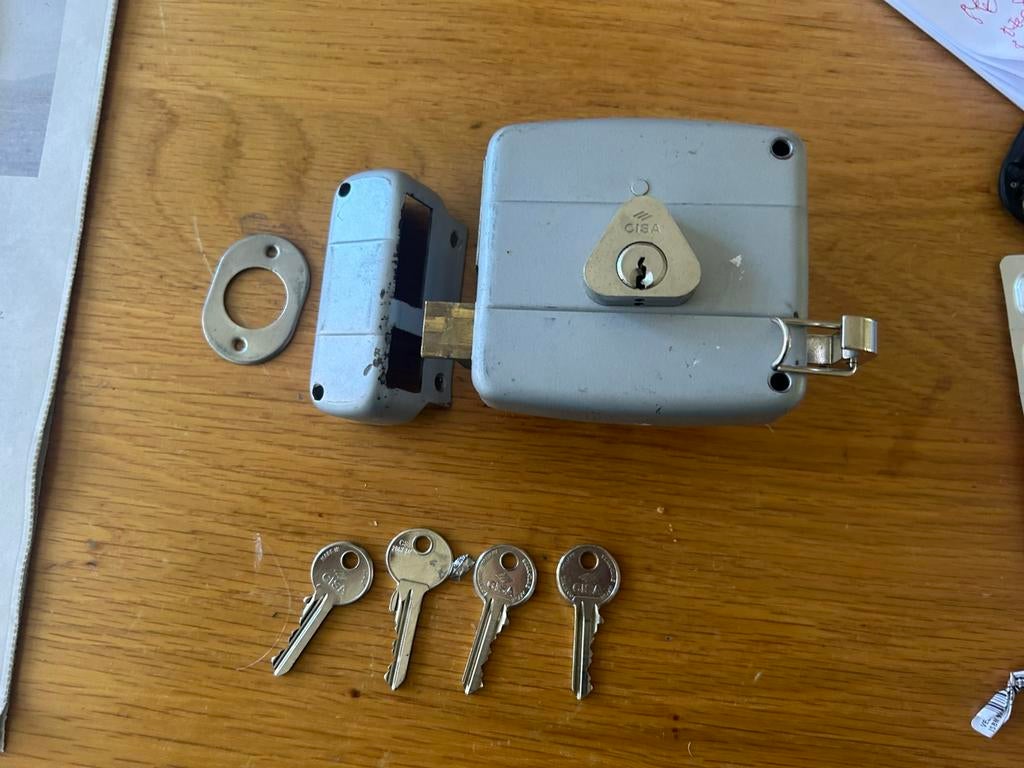 Huisdeurslot in goede staat en compleet met 4 sleutels, Doe-het-zelf en Verbouw, Hang- en Sluitwerk, Ophalen of Verzenden, Zo goed als nieuw
