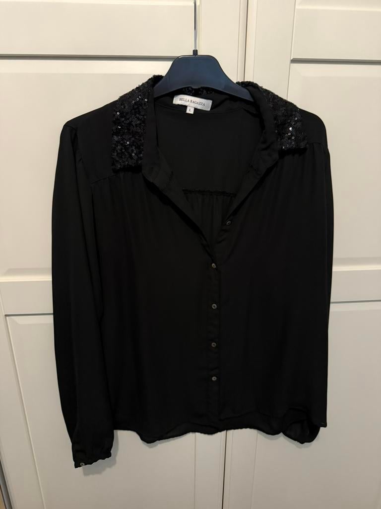 Zwarte blouse met glitter kraag Bella Ragazza, Ophalen of Verzenden, Zo goed als nieuw, Maat 42/44 (L), Zwart