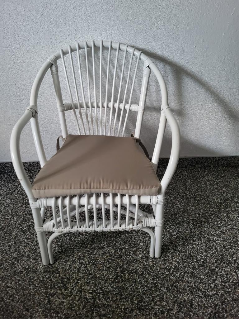 Witte rotan kinderstoel met kussen, Huis en Inrichting, Stoelen, Ophalen, Gebruikt, Wit, Riet of Rotan