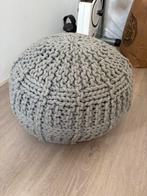 Mooie grijze poef, Huis en Inrichting, Banken | Voetenbanken en Poefen, Ophalen of Verzenden, Zo goed als nieuw, Rond, Minder dan 50 cm