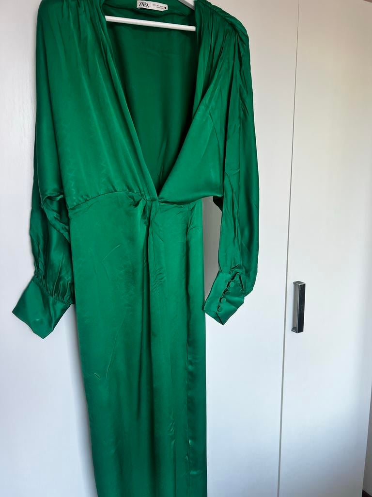 Groene satijnen jurk van Zara - Maat S, Ophalen of Verzenden, Zo goed als nieuw, Maat 36 (S), Onder de knie