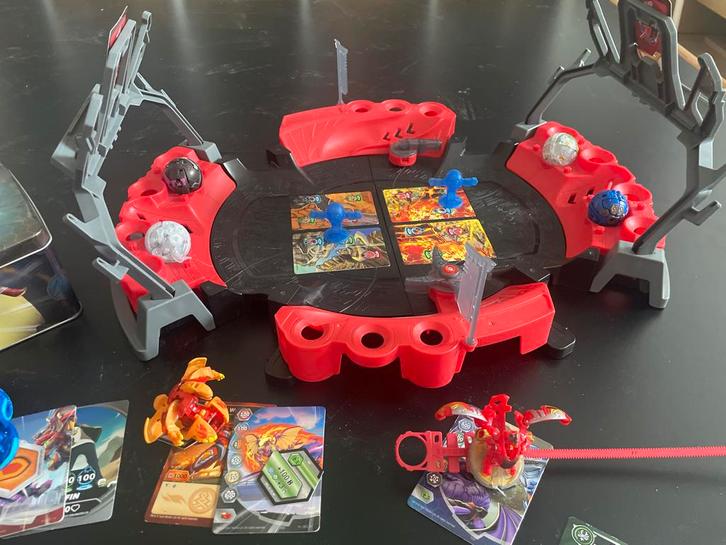 Bakugan Battle Arena met diverse Bakugan en kaarten, Kinderen en Baby's, Speelgoed | Overig, Gebruikt, Jongen of Meisje, Ophalen of Verzenden