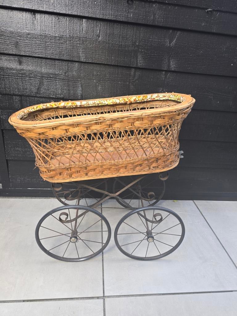 Antieke poppenwagen van riet, Ophalen of Verzenden