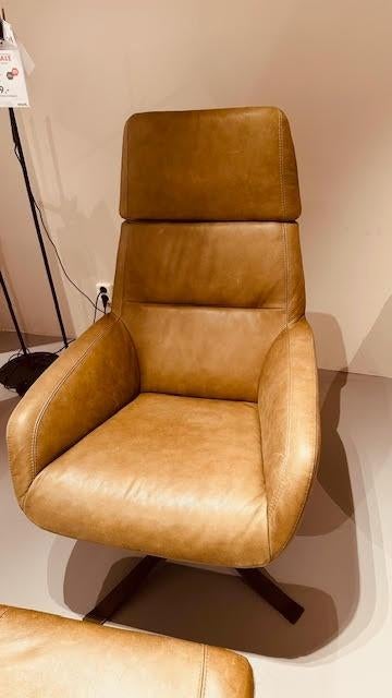 Montèl Rolf bruine leren relaxfauteuil + voetenbank, Huis en Inrichting, Fauteuils, Nieuw, Leer, 50 tot 75 cm, 75 tot 100 cm, Ophalen