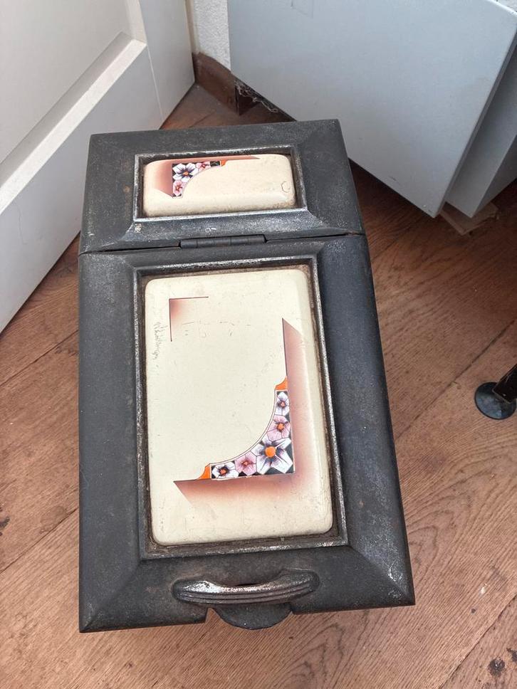 Antieke gietijzeren kachel met decoratieve tegels, Antiek en Kunst, Antiek | Emaille, Ophalen of Verzenden