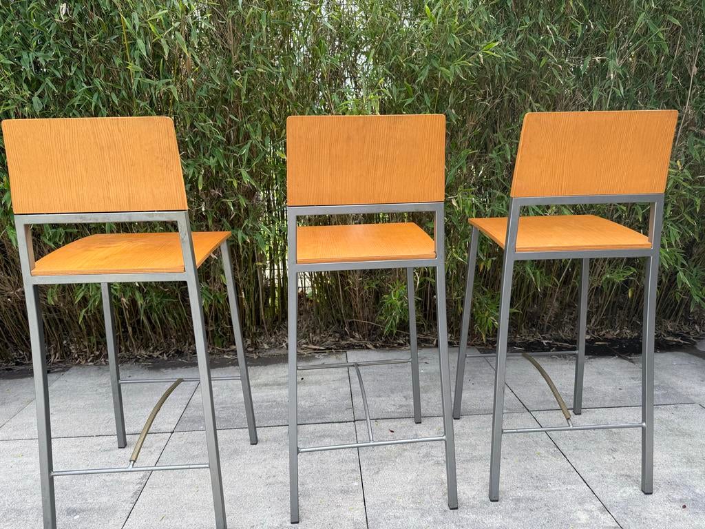 3 Barkrukken met houten zitting en metalen frame, Huis en Inrichting, Barkrukken, Ophalen, Gebruikt, Met voetsteun, 60 tot 90 cm