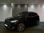 BMW X1 xDrive30e M-Sport Plug-In Hybrid 326pk Pano 360Cam///, Auto's, BMW, Zwart, Leder, Bedrijf, Hybride Elektrisch/Benzine