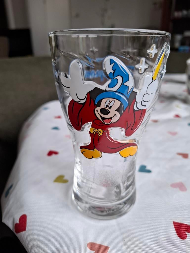 Disney glas Mickey Mouse in reliëf - Disneyland Parijs, Verzamelen, Disney, Ophalen of Verzenden, Mickey Mouse, Zo goed als nieuw