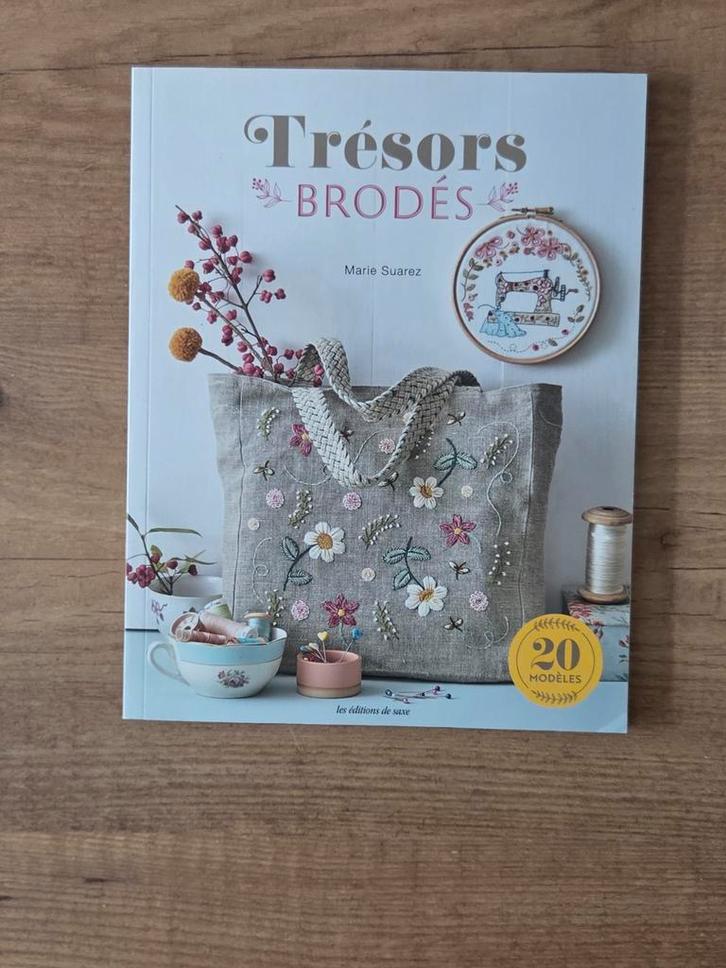 boek van Marie Suarez, Hobby en Vrije tijd, Borduren en Borduurmachines, Nieuw, Overige typen, Ophalen of Verzenden