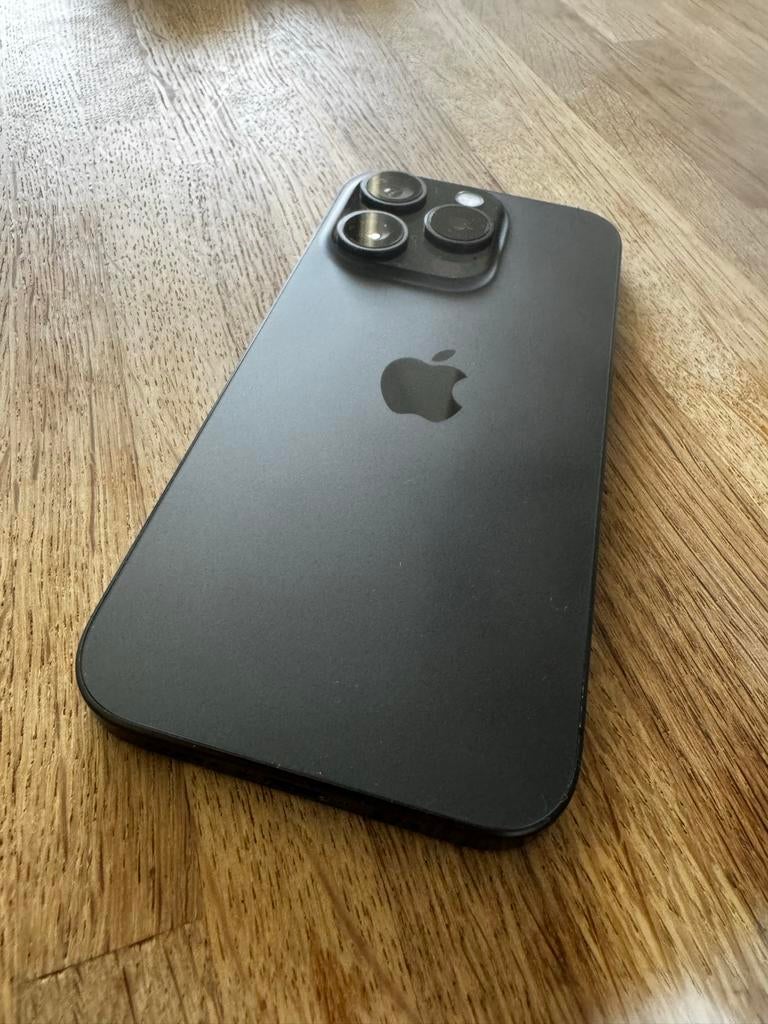 iPhone 15 Pro 128GB in nieuwstaat + 11 hoesjes, Telecommunicatie, Mobiele telefoons | Apple iPhone, 128 GB, Zwart, Ophalen of Verzenden