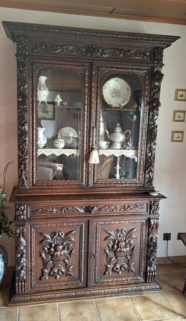 Antieke vitrinekast met houtsnijwerk, Antiek en Kunst, Ophalen