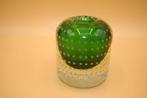 Smaragd groen glazen vaasje met luchtbellen, Antiek en Kunst, Antiek | Glas en Kristal, Ophalen of Verzenden