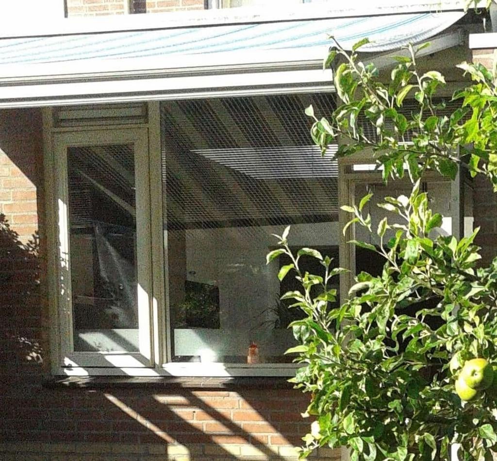 Zonnescherm frame met gestreept doek kleur lichtblauw/grijs, Tuin en Terras, Zonneschermen, Ophalen, Gebruikt, 150 tot 300 cm