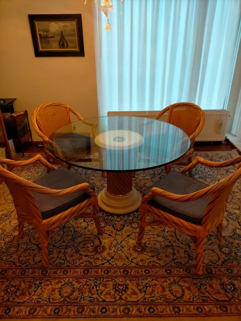 Ronde glazen eettafel met 4 bijbehorende rieten stoelen., Huis en Inrichting, Tafels | Eettafels, Ophalen, Rond, Zo goed als nieuw