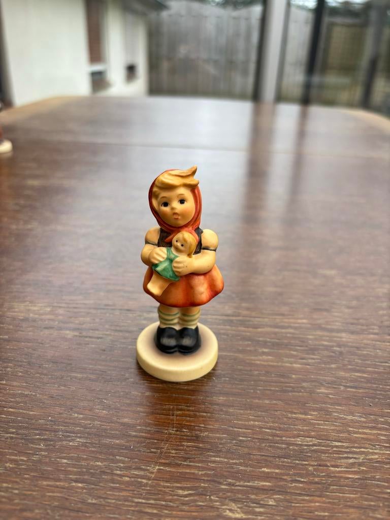 Vintage Hummel beeldje: Meisje met pop (Goebel), Verzamelen, Ophalen, Gebruikt, Hummel