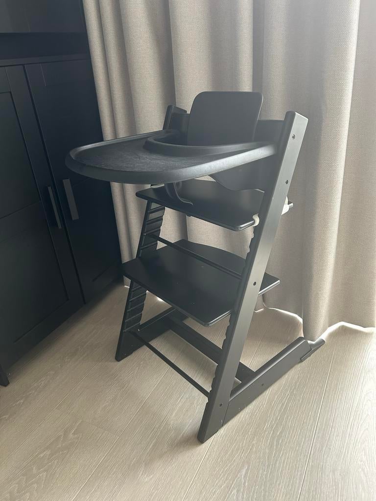 Complete zwarte Stokke Tripp Trapp set met extra's, Kinderen en Baby's, Kinderstoelen, Gebruikt, Meegroeistoel, Aanschuifbaar