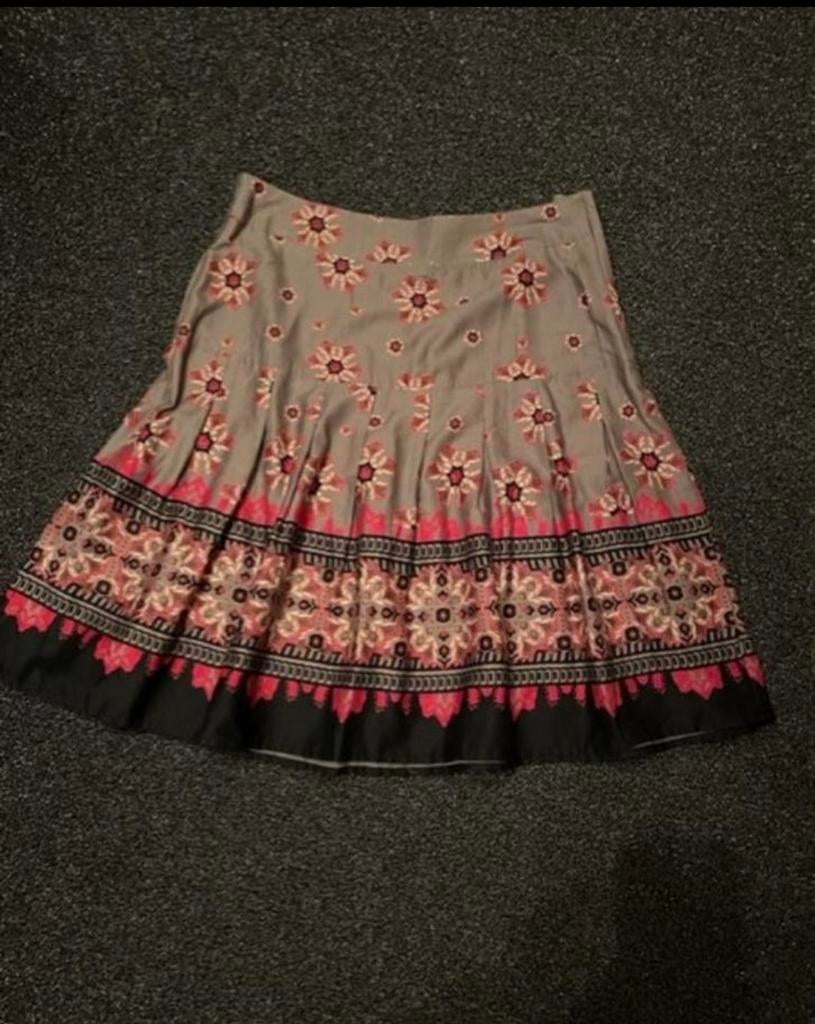 Nieuwe khaki met fuchsia en zwart rok maat 36, Kleding | Dames, Rokken, Overige kleuren, Nieuw, Ophalen of Verzenden, Knielengte