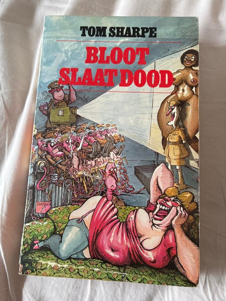 Bloot Slaat Dood - Tom Sharpe, Boeken, Ophalen of Verzenden, Gelezen, Verhalen