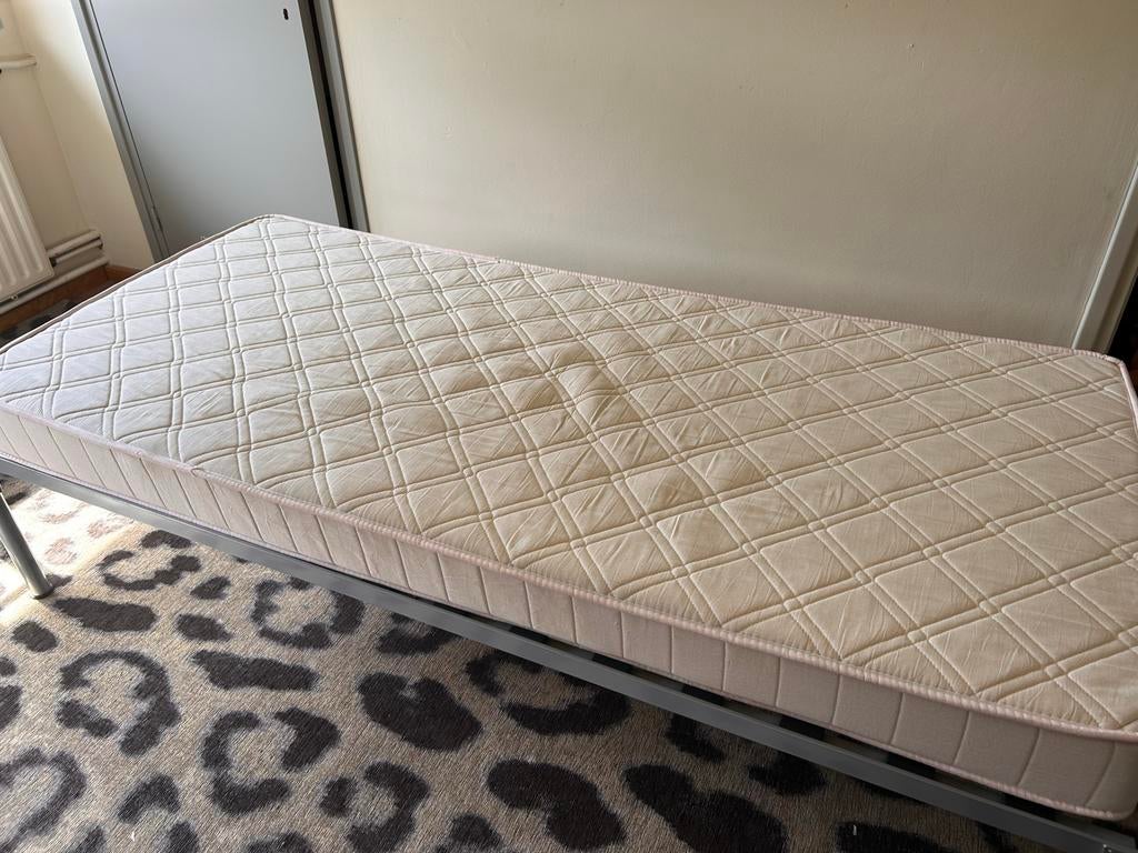 Comfortabel eenpersoonsbed met matras, Gebruikt, 90 cm, Eenpersoons, Ophalen of Verzenden