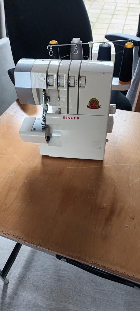 Singer Lockmachine - Zo goed als nieuw, Hobby en Vrije tijd, Naaimachines en Toebehoren, Ophalen
