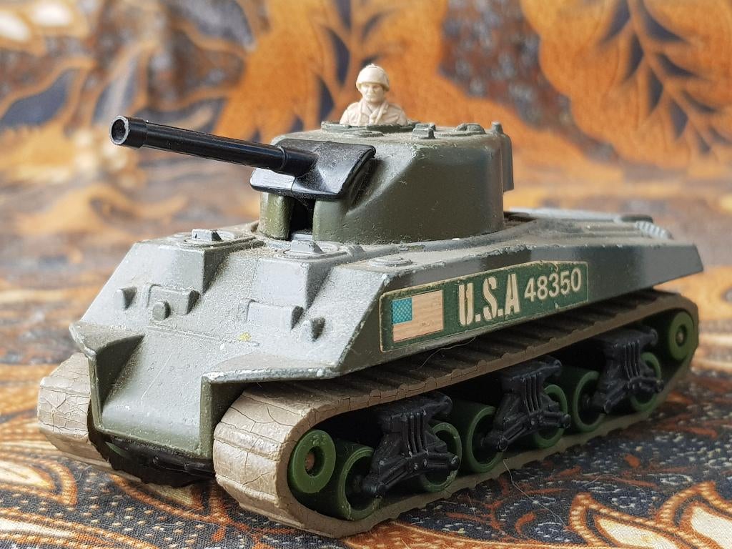 Mooi vintage model Sherman tank uit Engeland 8,8 cm. 1974.