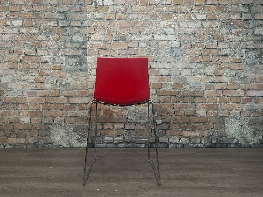 Arper Catifa 46 Bar Stool Sled wit rood bij TheReSales, Ophalen, Met voetsteun, Zo goed als nieuw, 90 cm of meer