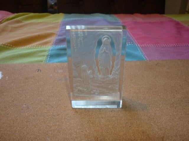 Mooi glas Bernadette bij Maria in Lourdes in goede staat, Antiek en Kunst, Ophalen of Verzenden