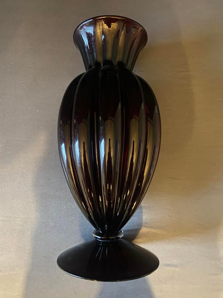 Zwarte gesigneerde vaas, Huis en Inrichting, Woonaccessoires | Vazen, Ophalen of Verzenden, Zwart, Glas, Minder dan 50 cm