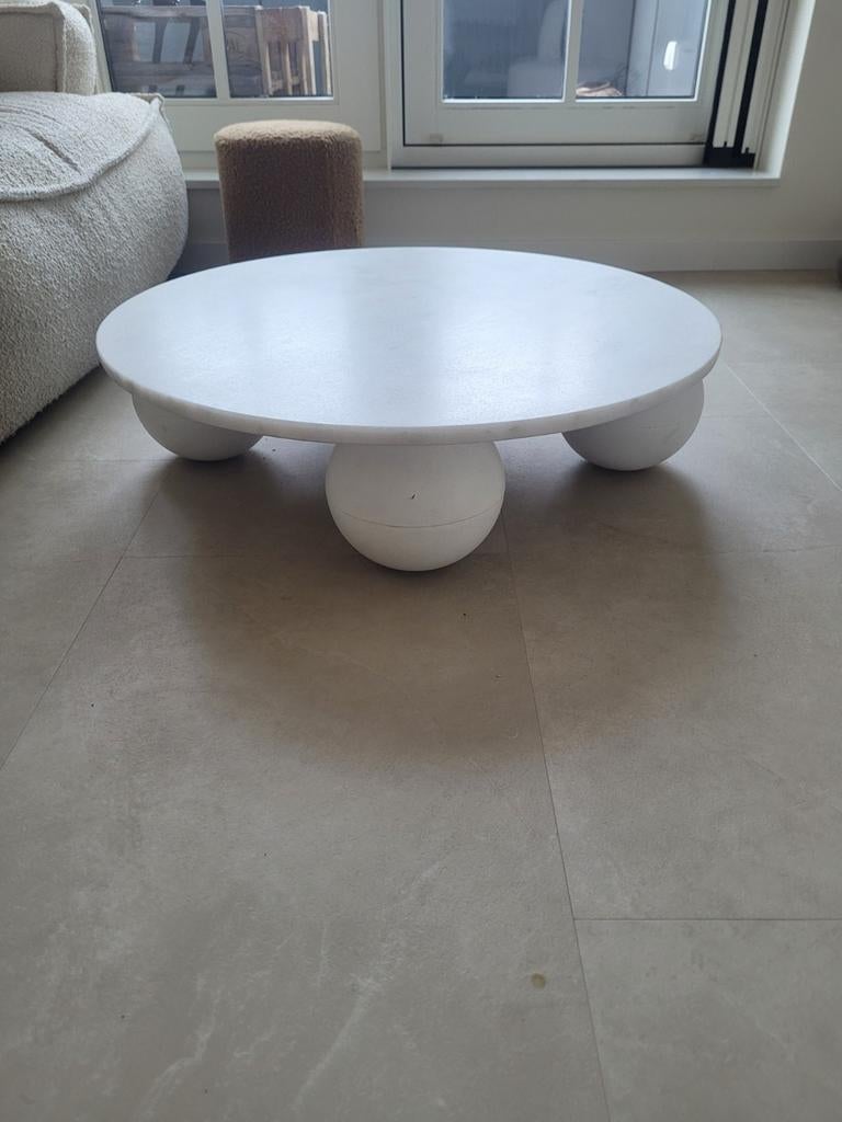 Witte ronde marmeren salontafel met unieke bolpoten, Huis en Inrichting, Ophalen, Overige materialen, Gebruikt, 50 tot 100 cm