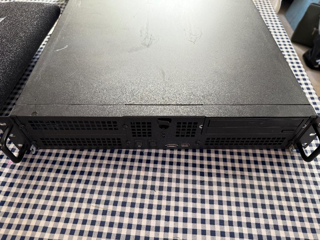 Fujitsu ESPRIMO P400 server 19", Computers en Software, Servers, Gebruikt, 2 tot 3 Ghz, 4 GB, Ophalen