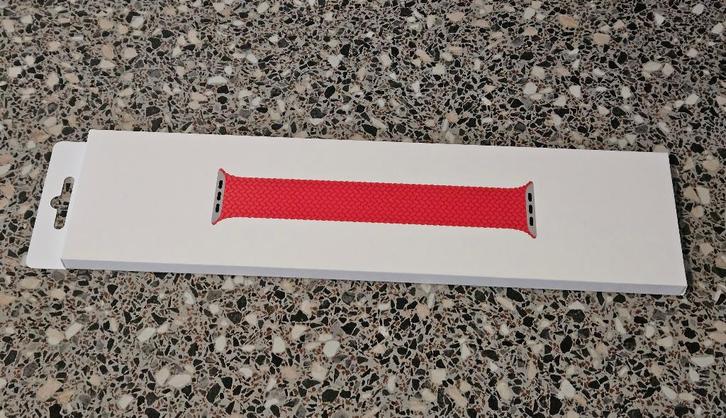 Apple Watch braided solo loop Product Red, Telecommunicatie, Wearable-accessoires, Zo goed als nieuw, Bandje, Ophalen of Verzenden