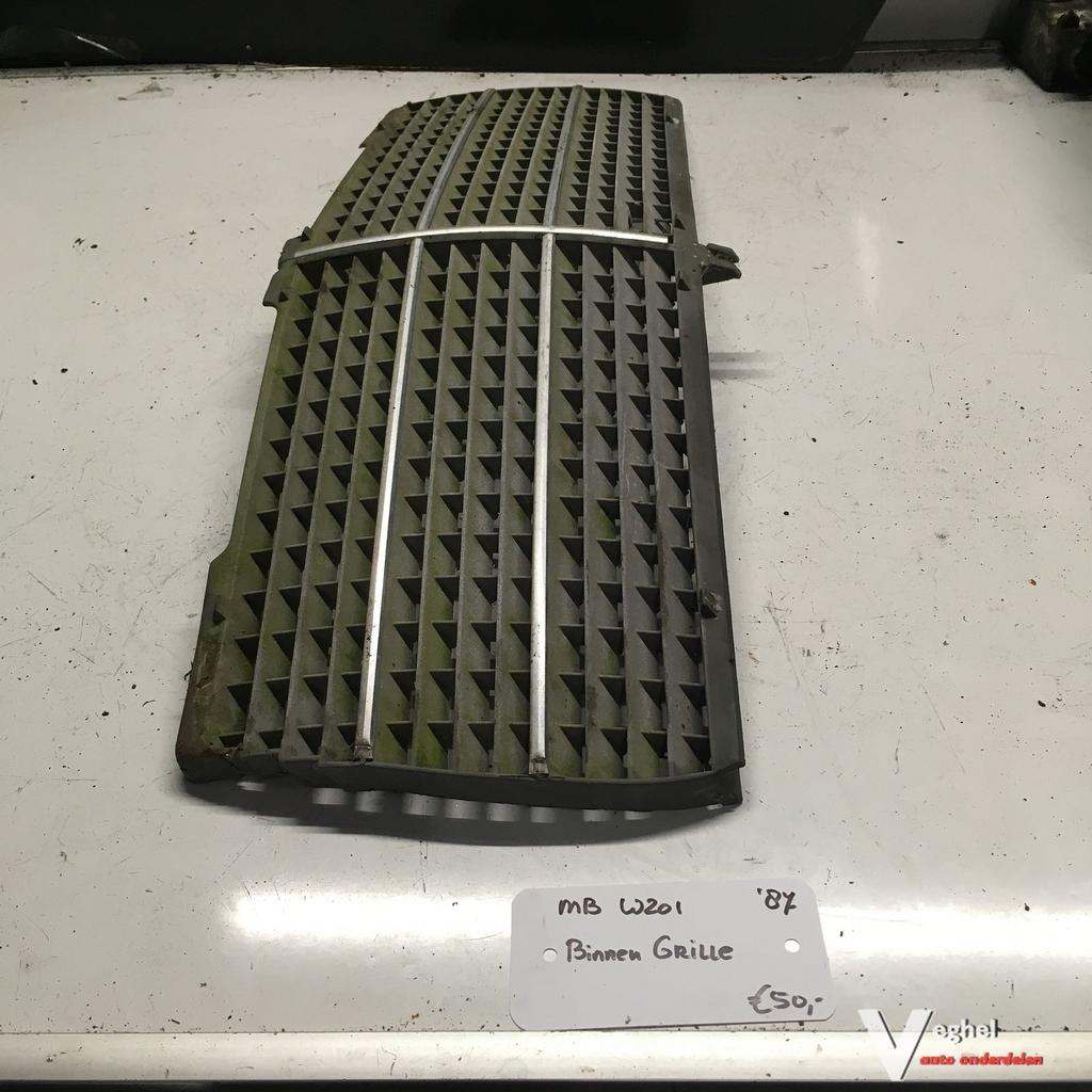 Mercedes W201 1987   Binnen Grille    201 888 0223 ( Locatie, Gebruikt, -, -, Ophalen of Verzenden