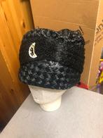 Antieke  carnavals hoed, Ophalen