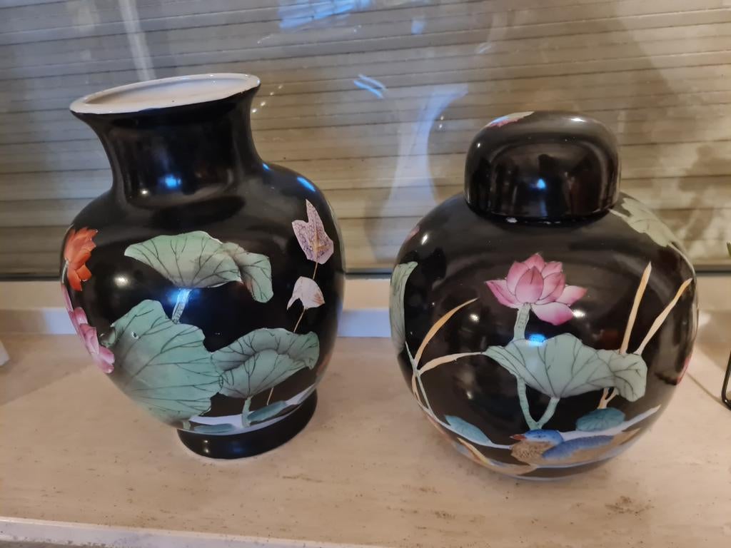 Set van 2 Chinese vazen met lotusbloem decoratie, Antiek en Kunst, Ophalen