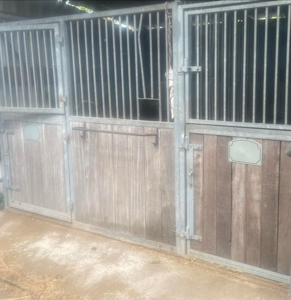 Stalling met paddock, rijbak. verlicht en weidegang, Weidegang