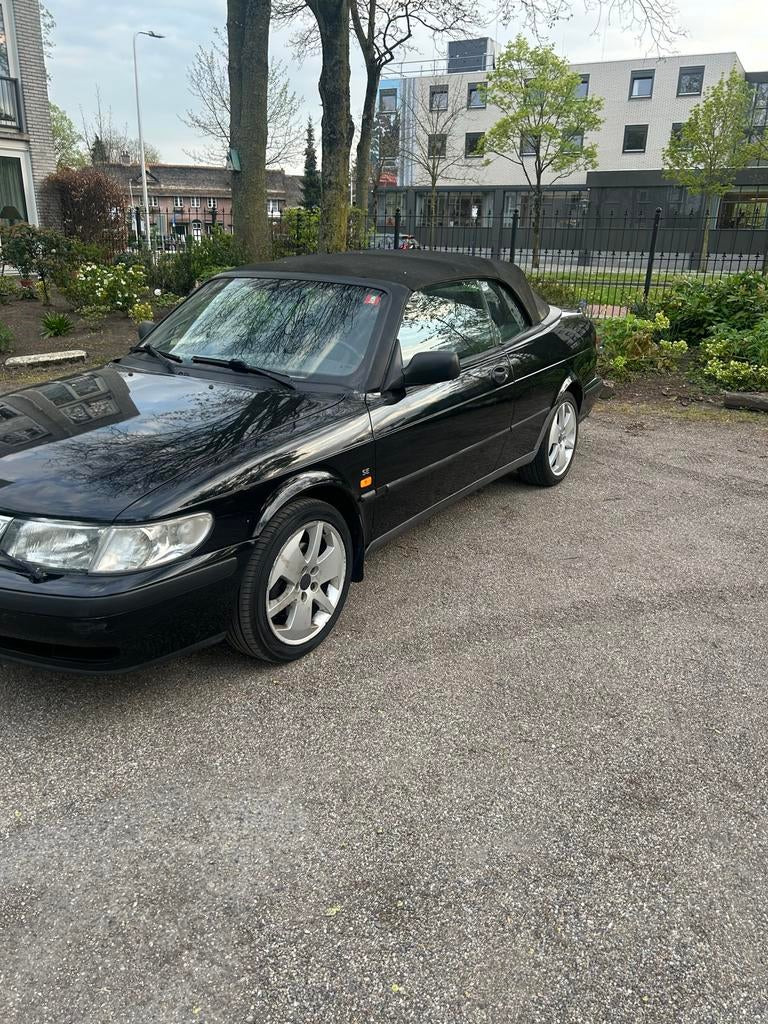 Saab 9-3 2.0 I Cabrio 1999 Zwart nieuwe apk, Auto's, Voorwielaandrijving, 1340 kg, 4 cilinders, Cabriolet