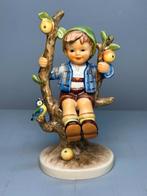 Goebel Beeldje – Jongen in Boom – ca. 15 cm, Verzamelen, Beelden en Beeldjes, Ophalen, Gebruikt