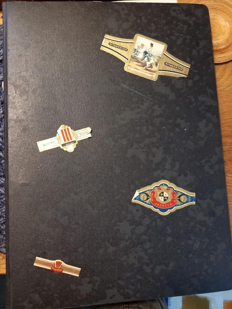 Verzameling sigarenbandjes in album, Ophalen of Verzenden, Gebruikt, Sigarenbandjes