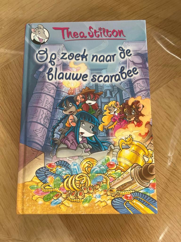 Thea Stilton - Op zoek naar de blauwe scarabee, Thea Stilton, Fictie algemeen, Ophalen of Verzenden, Zo goed als nieuw